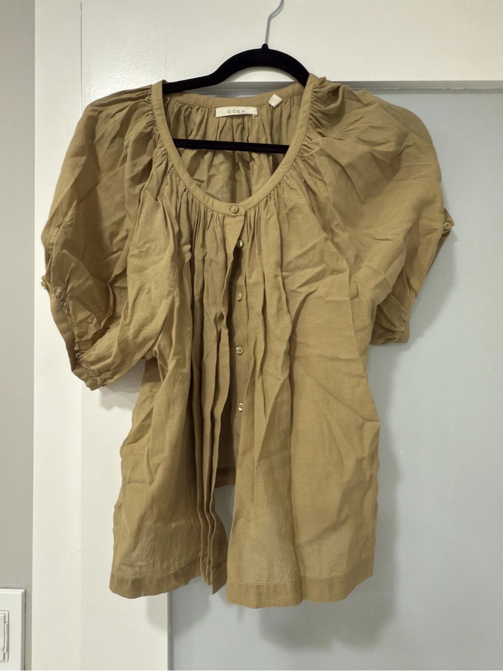 Doen Khaki Button-Front Gathered Puff Sleeve Blouse
